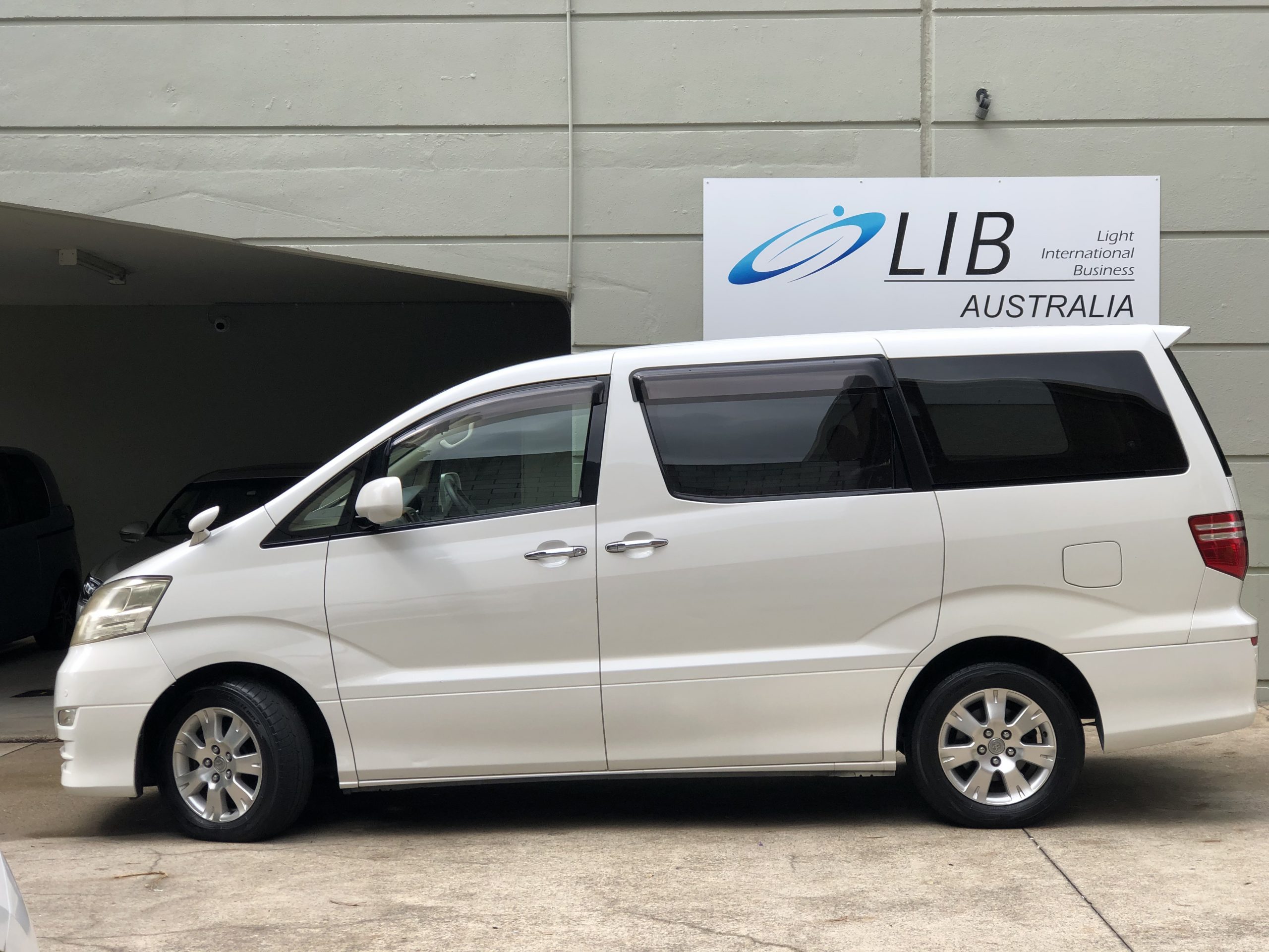 Toyota alphard 2005 года